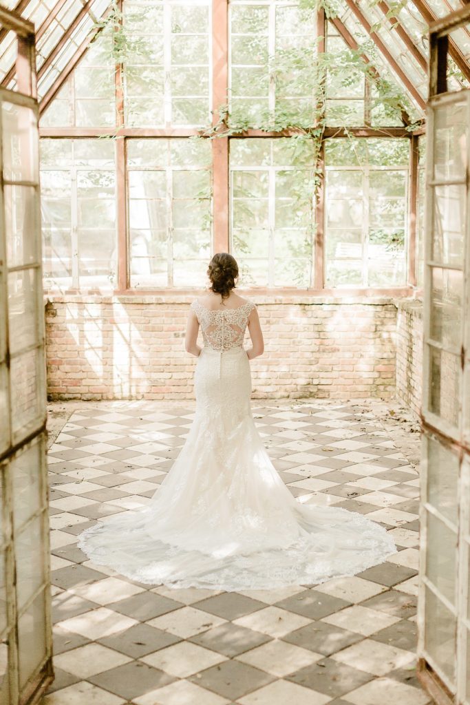 Lace Gown at The Sekrit Theater in Austin, TX, Anna Kay Photography, Wedding Photography
