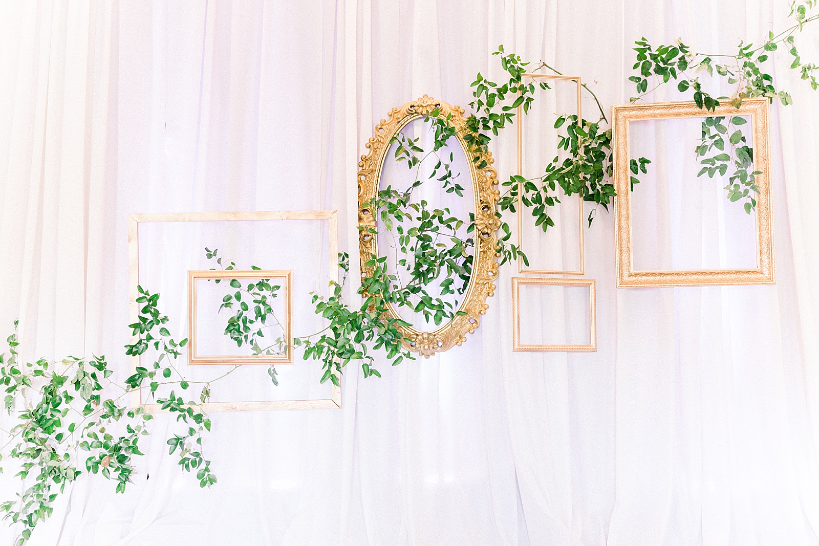 Gold-Frames-Wedding-Display