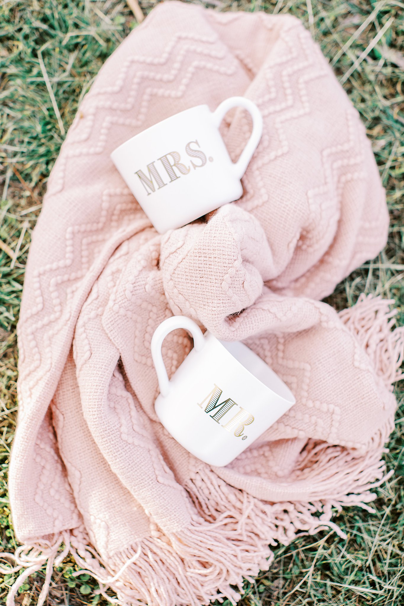 Mr. and Mrs. Coffee Mugs captured by Anna Kay Photography